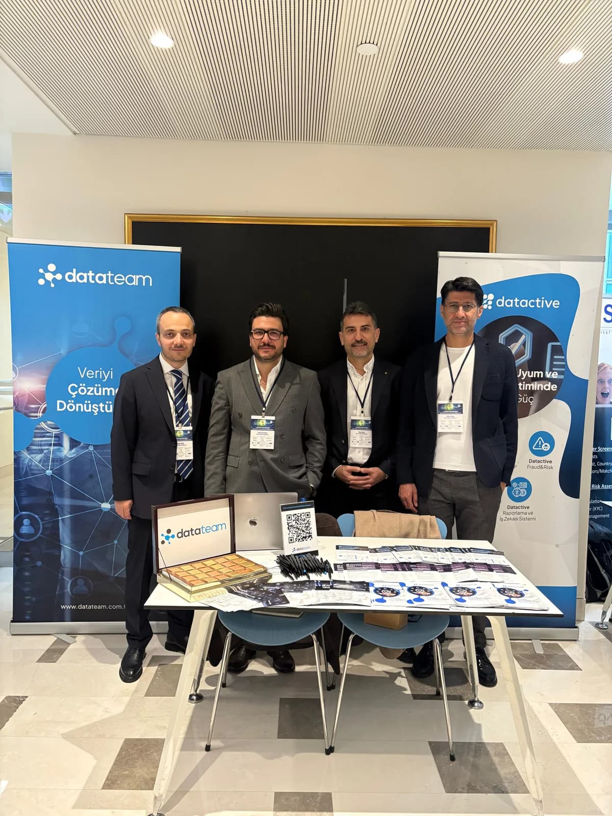 Datateam ekibi, konferans alanındaki Datateam standında