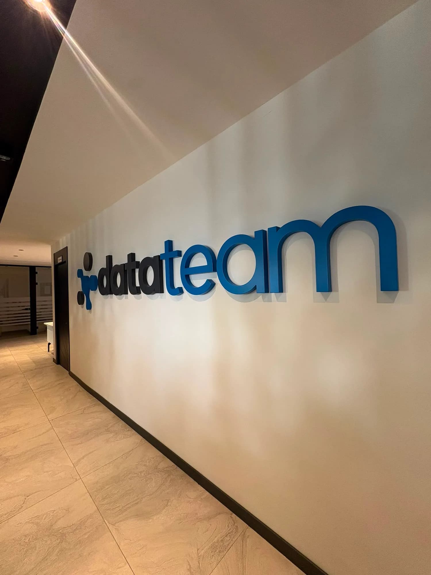 Datateam'in Ankara Cyberpark'taki yeni ofisinin girişindeki duvar logosu